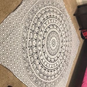 I am selling a large tapestry, it’s not to small.